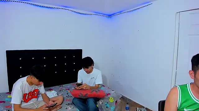 Snapshot of Alexander_and_Xiao chatting on 03-01-25, 08:42 Alexander and Xiao online show from 03-01-25, 08:42