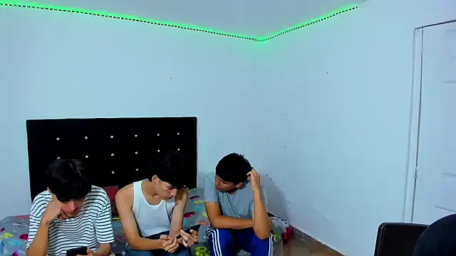 Snapshot of Alexander_and_Xiao chatting on 03-03-25, 09:05 Alexander and Xiao online show from 03-03-25, 09:05