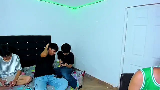 Snapshot of Alexander_and_Xiao chatting on 03-04-25, 09:22 Alexander and Xiao online show from 03-04-25, 09:22