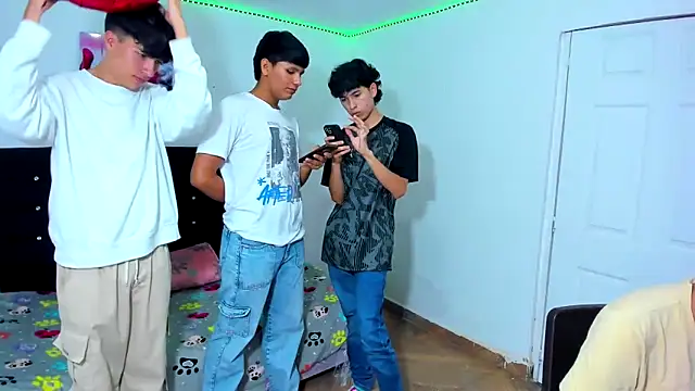 Snapshot of Alexander_and_Xiao chatting on 03-07-25, 09:59 Alexander and Xiao online show from 03-07-25, 09:59