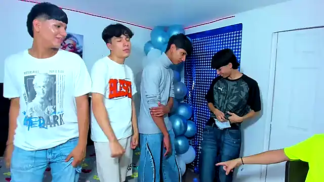 Snapshot of Alexander_and_Xiao chatting on 03-12-25, 09:45 Alexander and Xiao online show from 03-12-25, 09:45