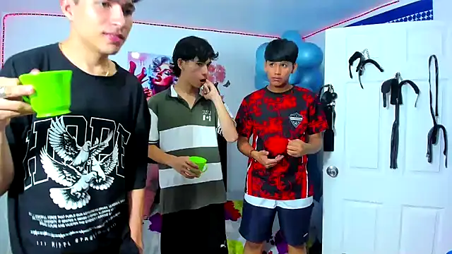 Snapshot of Alexander_and_Xiao chatting on 03-21-25, 09:23 Alexander and Xiao online show from 03-21-25, 09:23