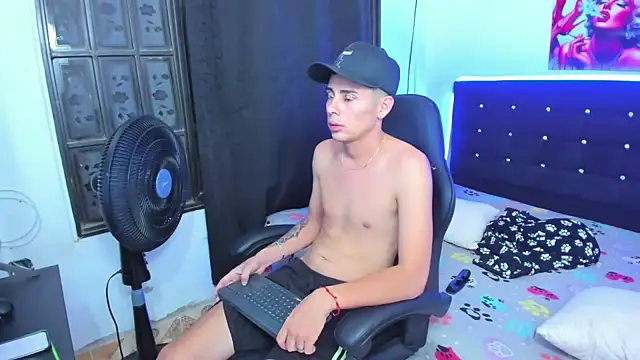 Snapshot of Alexander_and_Xiao chatting on 10-22-25, 01:06 Alexander and Xiao online show from 10-22-25, 01:06