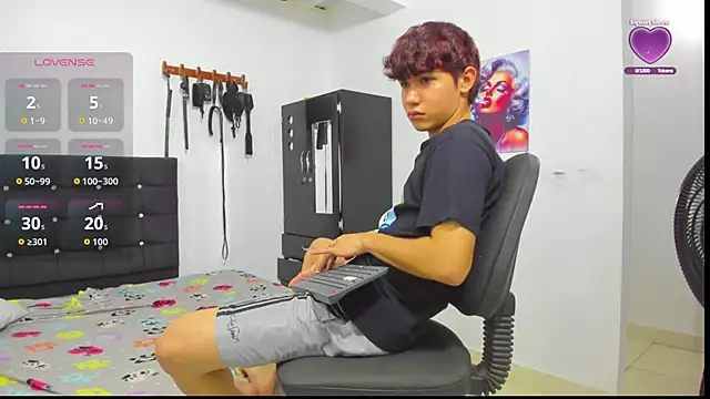 Snapshot of Alexander_and_Xiao chatting on 02-04-26, 12:49 Alexander and Xiao online show from 02-04-26, 12:49