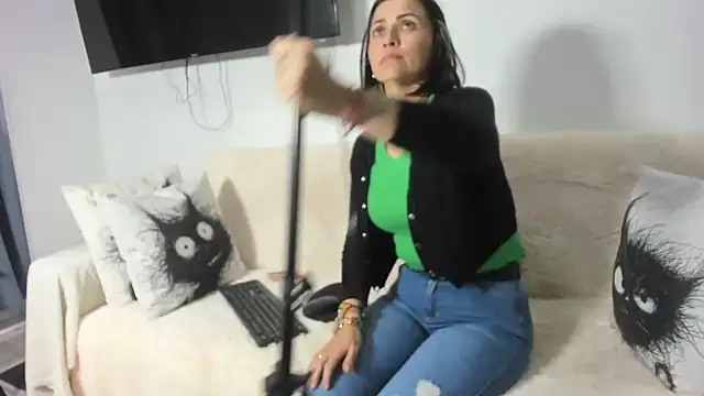 Snapshot of Emma_Jnes chatting on 02-25-25, 09:46 Emma Jnes online show from 02-25-25, 09:46