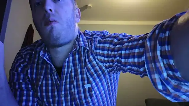 Snapshot of Henner33 chatting on 01-11-25, 06:23 Henner33 online show from 01-11-25, 06:23