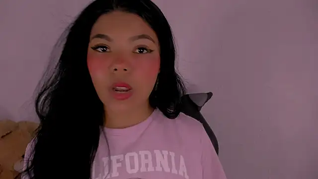 Snapshot of veky_saliva01 chatting on 11-17-25, 01:17 veky saliva01 online show from 11-17-25, 01:17