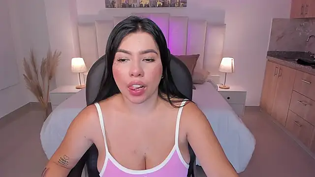 Snapshot of naomii_campbell_ chatting on 11-27-25, 02:41 naomii campbell online show from 11-27-25, 02:41