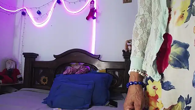 Snapshot of DominaLeona chatting on 12-19-24, 06:34 DominaLeona online show from 12-19-24, 06:34