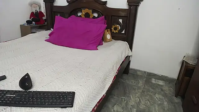 Snapshot of DominaLeona chatting on 01-25-25, 07:39 DominaLeona online show from 01-25-25, 07:39