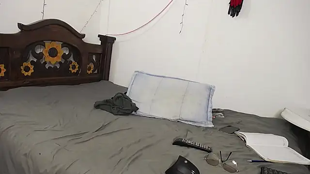 Snapshot of DominaLeona chatting on 03-05-25, 11:27 DominaLeona online show from 03-05-25, 11:27