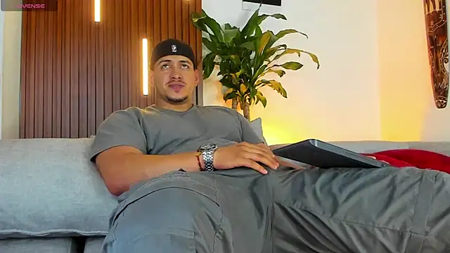 Snapshot of lucasanto_ chatting on 11-04-25, 01:38 lucasanto online show from 11-04-25, 01:38