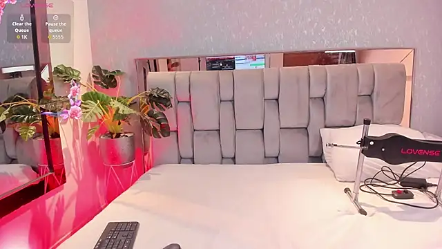 Snapshot of RoseTaylor__ chatting on 01-18-26, 05:11 RoseTaylor online show from 01-18-26, 05:11