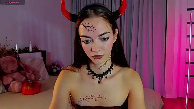 Snapshot of Undertheskin chatting on 10-31-25, 01:12 Undertheskin online show from 10-31-25, 01:12