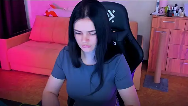 Lora Cain online show from 03-11-25, 01:01