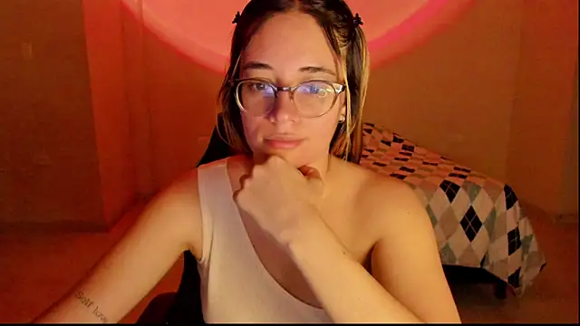 Snapshot of atenas_05_ chatting on 10-08-25, 09:29 atenas 05  online show from 10-08-25, 09:29