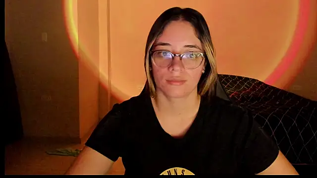Snapshot of atenas_05_ chatting on 10-17-25, 09:34 atenas 05  online show from 10-17-25, 09:34