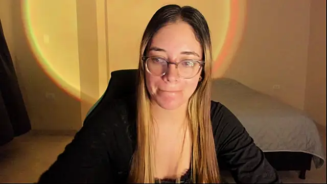 Snapshot of atenas_05_ chatting on 10-25-25, 09:28 atenas 05  online show from 10-25-25, 09:28