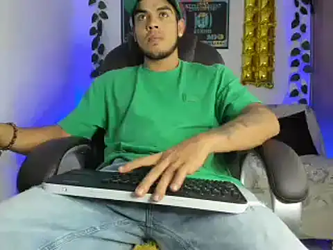 Snapshot of mikee_scooth chatting on 01-19-25, 08:30 mikee scooth online show from 01-19-25, 08:30