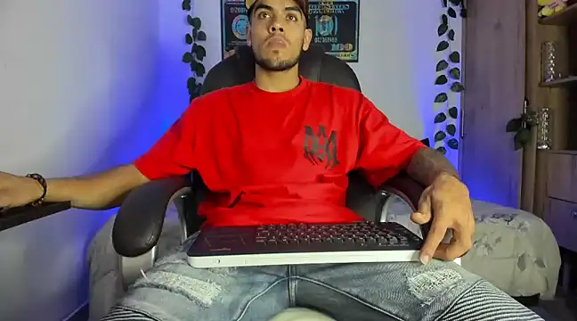 Snapshot of mikee_scooth chatting on 02-26-25, 01:21 mikee scooth online show from 02-26-25, 01:21