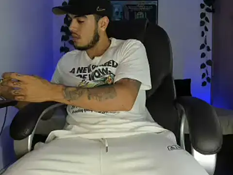 Snapshot of mikee_scooth chatting on 03-15-25, 12:56 mikee scooth online show from 03-15-25, 12:56