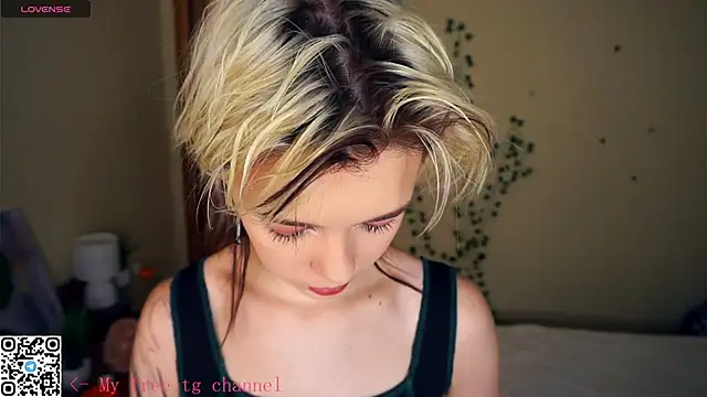 Snapshot of EngelAlman chatting on 10-25-25, 06:21 EngelAlman online show from 10-25-25, 06:21