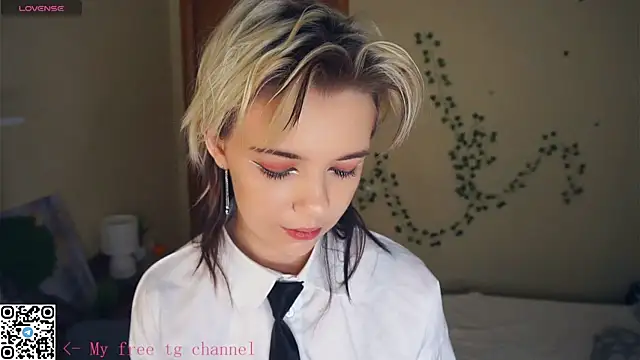 Snapshot of EngelAlman chatting on 10-26-25, 06:41 EngelAlman online show from 10-26-25, 06:41