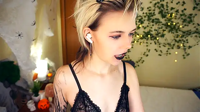 Snapshot of EngelAlman chatting on 10-29-25, 06:26 EngelAlman online show from 10-29-25, 06:26