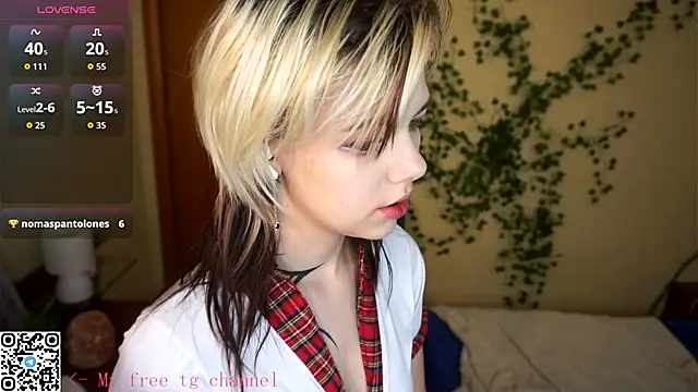 Snapshot of EngelAlman chatting on 12-05-25, 07:28 EngelAlman online show from 12-05-25, 07:28