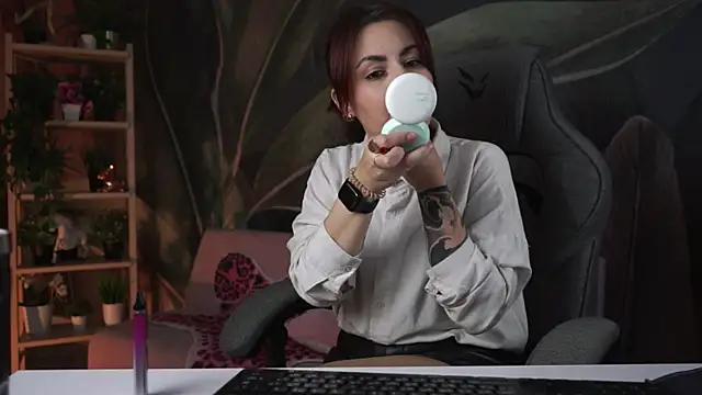 Snapshot of Lana__May chatting on 10-19-25, 06:03 Lana  May online show from 10-19-25, 06:03