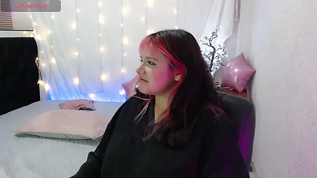 Snapshot of mixie_cute chatting on 12-18-24, 12:32 mixie cute online show from 12-18-24, 12:32