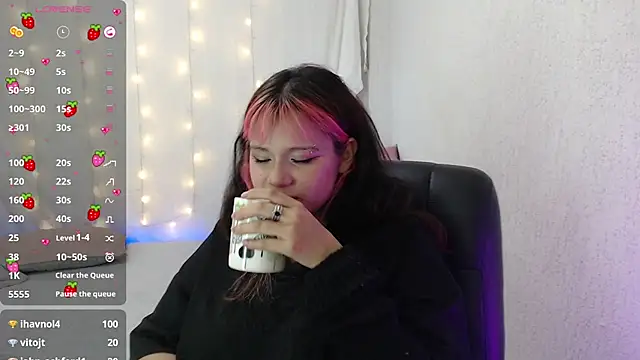 Snapshot of mixie_cute chatting on 12-20-24, 01:14 mixie cute online show from 12-20-24, 01:14