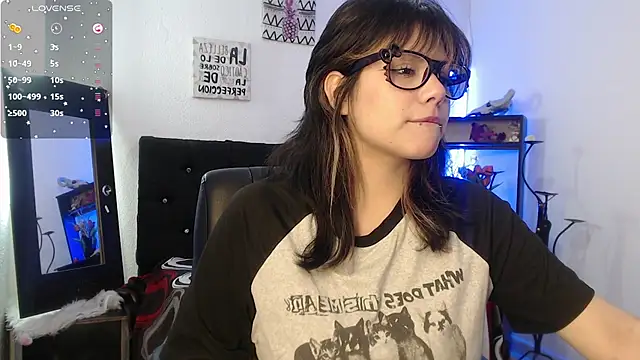 Snapshot of mixie_cute chatting on 11-04-25, 01:32 mixie cute online show from 11-04-25, 01:32