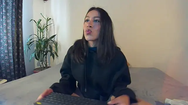 Snapshot of EmiGomez_ chatting on 02-11-25, 07:16 EmiGomez  online show from 02-11-25, 07:16