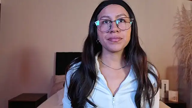 EmiGomez  online show from 04-11-26, 01:04