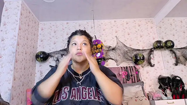 AvrillThomas online show from 10-23-25, 03:33