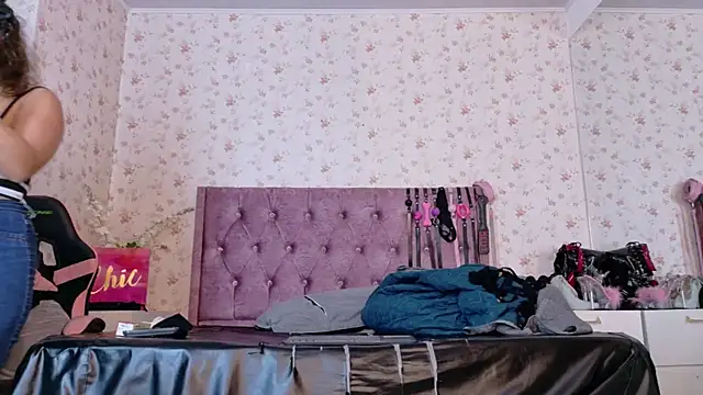 AvrillThomas online show from 11-17-25, 03:51