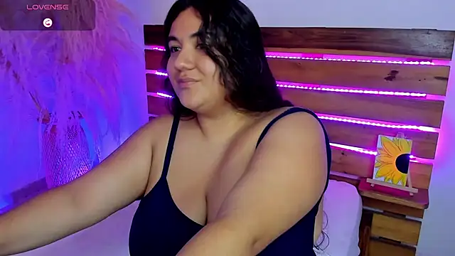 Snapshot of nadine_russo chatting on 05-12-26, 11:35 nadine russo online show from 05-12-26, 11:35