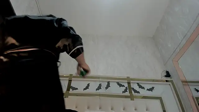 Victoriaa millers online show from 10-28-25, 07:05