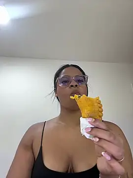 Snapshot of SussiSotto chatting on 12-20-24, 03:53 SussiSotto online show from 12-20-24, 03:53