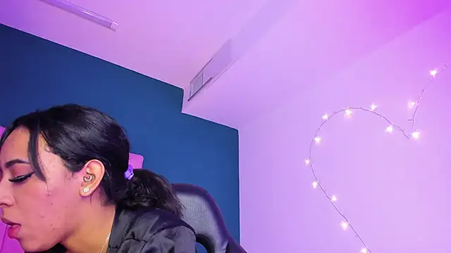 Snapshot of MavyStar chatting on 12-17-24, 05:58 MavyStar online show from 12-17-24, 05:58