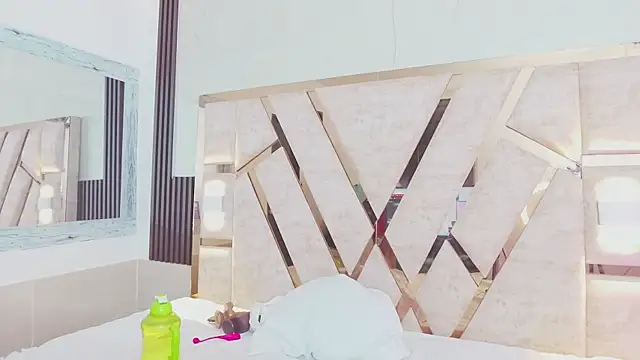 molly sweetee online show from 10-18-25, 01:52