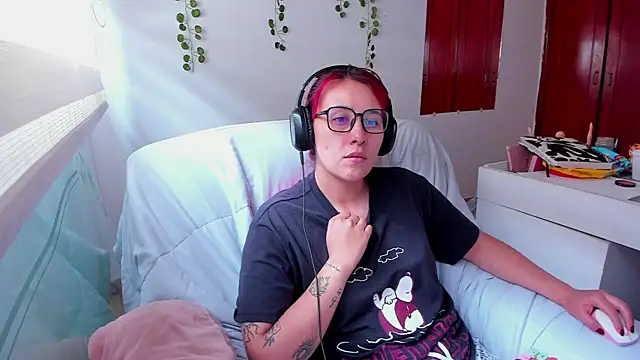 Snapshot of bonnie_moon_ chatting on 09-27-25, 03:17 bonnie moon  online show from 09-27-25, 03:17