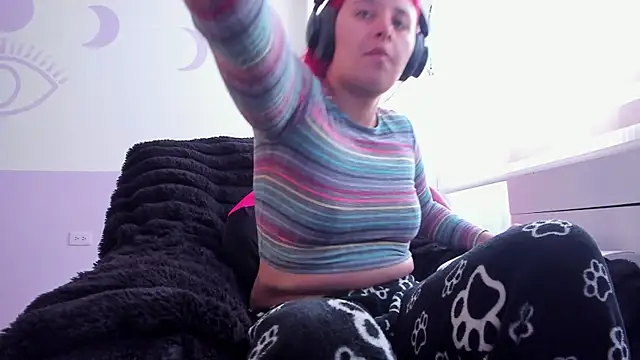 Snapshot of bonnie_moon_ chatting on 10-06-25, 05:43 bonnie moon  online show from 10-06-25, 05:43