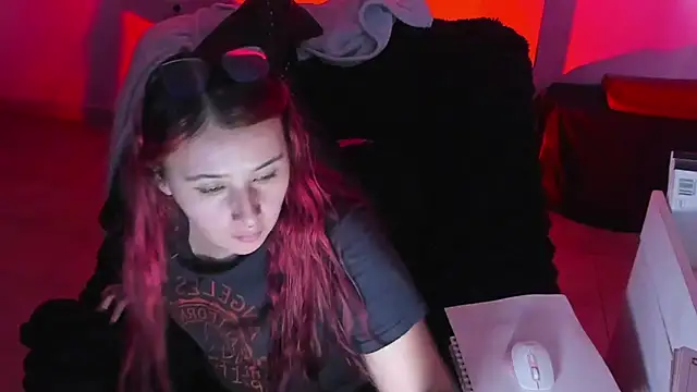 Snapshot of bonnie_moon_ chatting on 10-21-25, 10:21 bonnie moon  online show from 10-21-25, 10:21