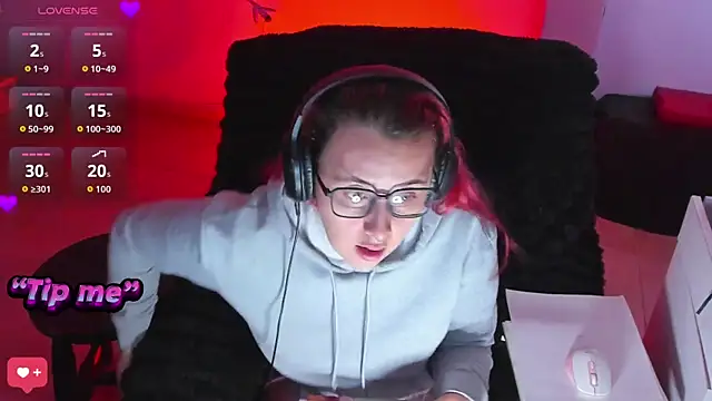 Snapshot of bonnie_moon_ chatting on 10-25-25, 07:41 bonnie moon  online show from 10-25-25, 07:41