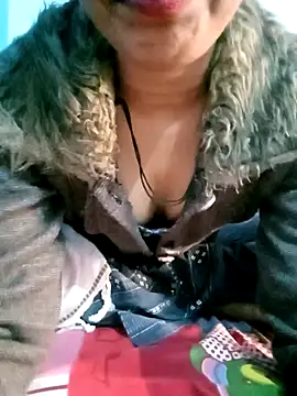 Snapshot of Desisumana chatting on 12-24-24, 06:55 Desisumana online show from 12-24-24, 06:55