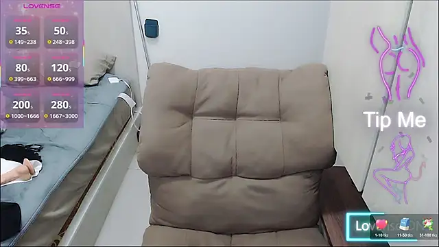 Snapshot of Eimile-Z chatting on 11-14-25, 11:31 Eimile-Z online show from 11-14-25, 11:31