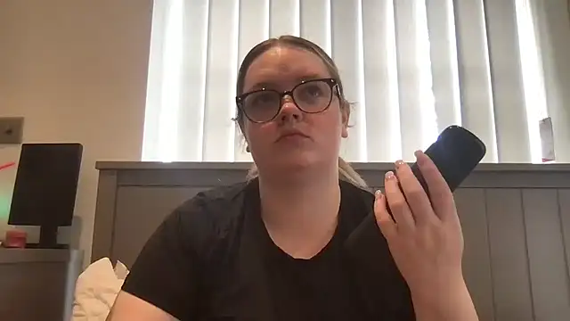honeyyy24 online show from 06-04-26, 11:38