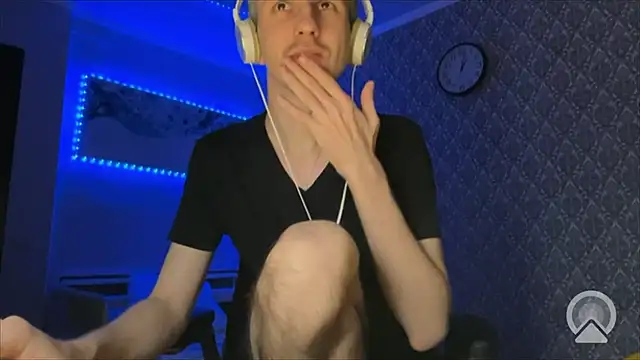 Snapshot of Aki-Laky chatting on 12-13-25, 08:04 Aki-Laky online show from 12-13-25, 08:04